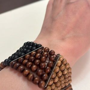 Br12. Wooden beaded bracelet.